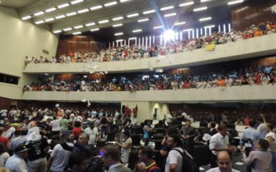 PR: educadores ocupam Assembleia Legislativa
