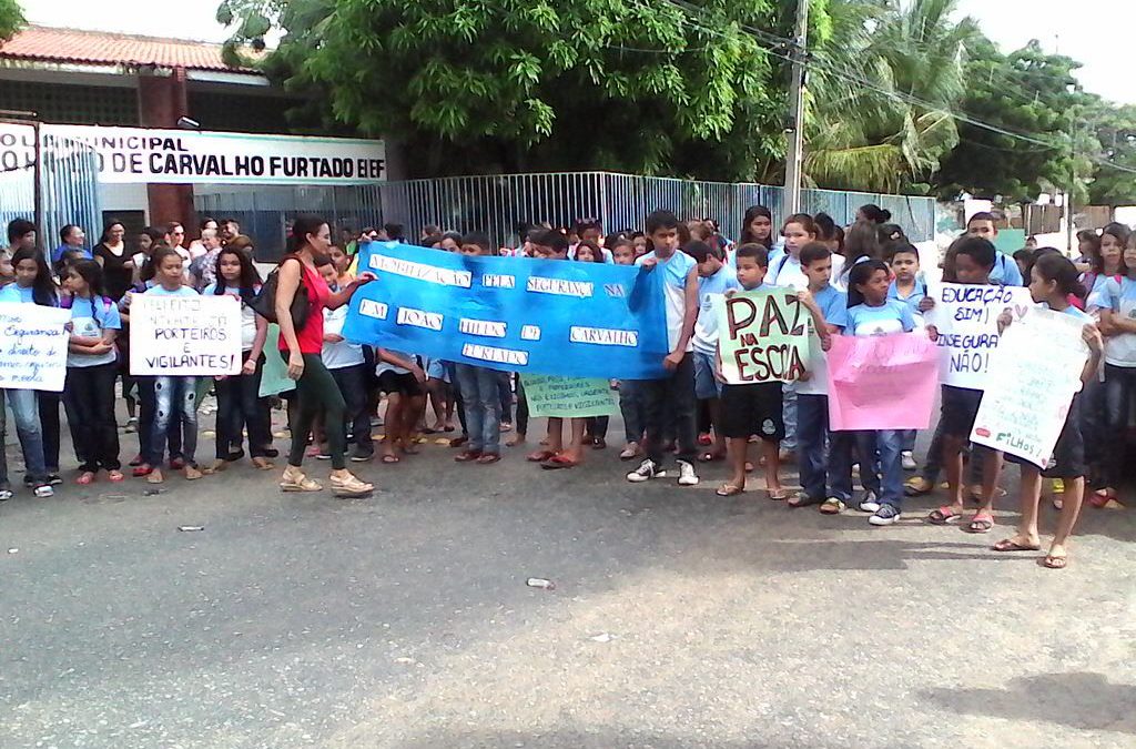 Manifestação na Escola Municipal João Hildo exigindo segurança e melhores condições de trabalho