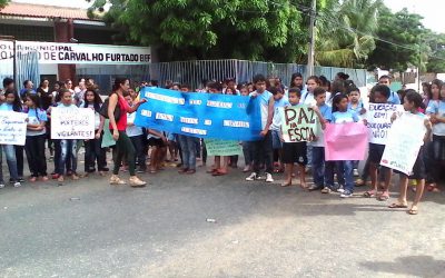 Manifestação na Escola Municipal João Hildo exigindo segurança e melhores condições de trabalho