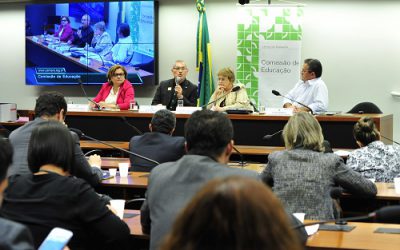 Deputados defendem regulamentação da lei dos royalties para financiar a educação