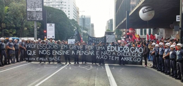 Mais de 20 mil professores ocuparam a Avenida Paulista