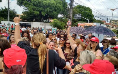 Sindiute organiza a categoria, lideranças fecham escolas e obriga a PMF receber e recuar