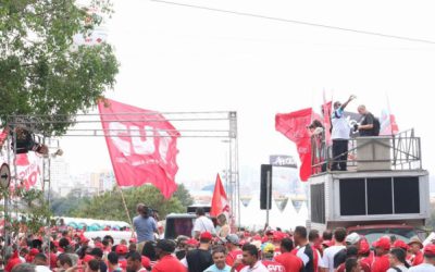 De vermelho, CUT celebra a democracia e pede fim da intolerância