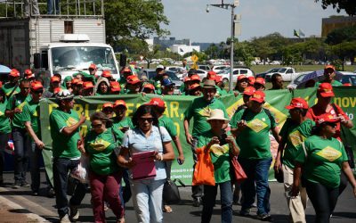 Educadores ocupam Congresso Nacional e fazem passeata até o MEC