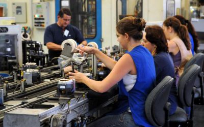 Jovens no Brasil trabalham mais e estudam menos, mostra relatório da OCDE