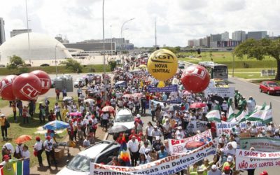 Por defesa do SUS, milhares vão às ruas em Brasília
