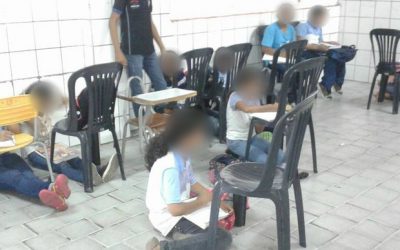 Alunos têm primeiro dia de aula sentados no chão