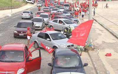 Professores em greve fazem carreata em protesto em avenidas de Fortaleza