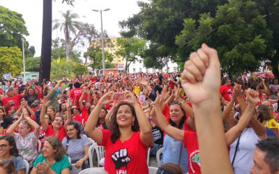 Professores municipais decidem continuar em greve