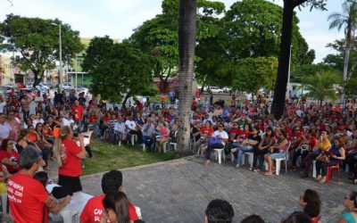 Professores de Fortaleza decidem permanecer em greve por tempo indeterminado