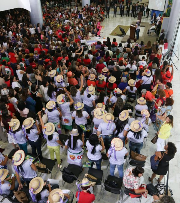 Mulheres de todo o país se solidarizam com Dilma