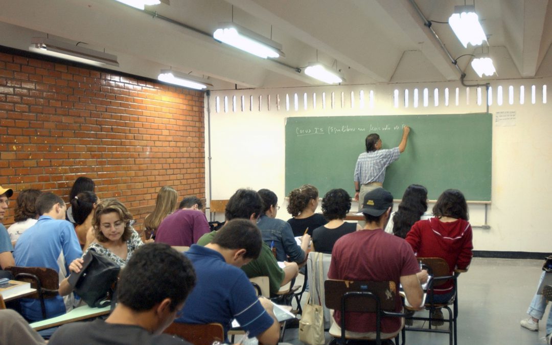 Professores no Brasil ganham menos que outros profissionais com a mesma formação