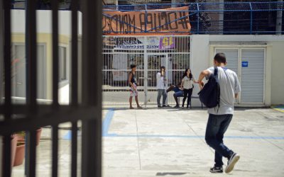Apenas 4,5% das escolas têm infraestrutura completa prevista em lei, diz estudo