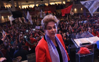 Não me entrego nunca, diz Dilma. Volta querida, responde plateia