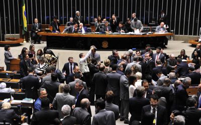 Deputados aprovam urgência para o Pré-sal que retira recursos da educação