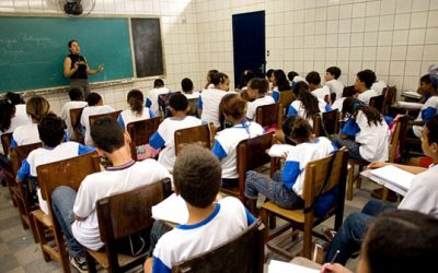 Lamentavelmente, sr. Cláudio de Moura Castro, professor/a no Brasil ganha mal!