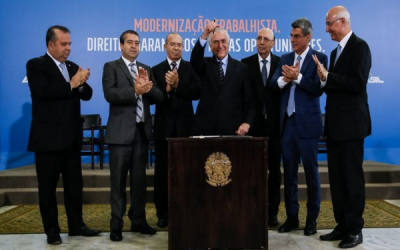 Enquanto Moro distrai o país com condenação de Lula, Temer destrói a CLT