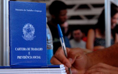 Fim da estabilidade de servidores públicos objetiva missão em massa, dizem sindicatos