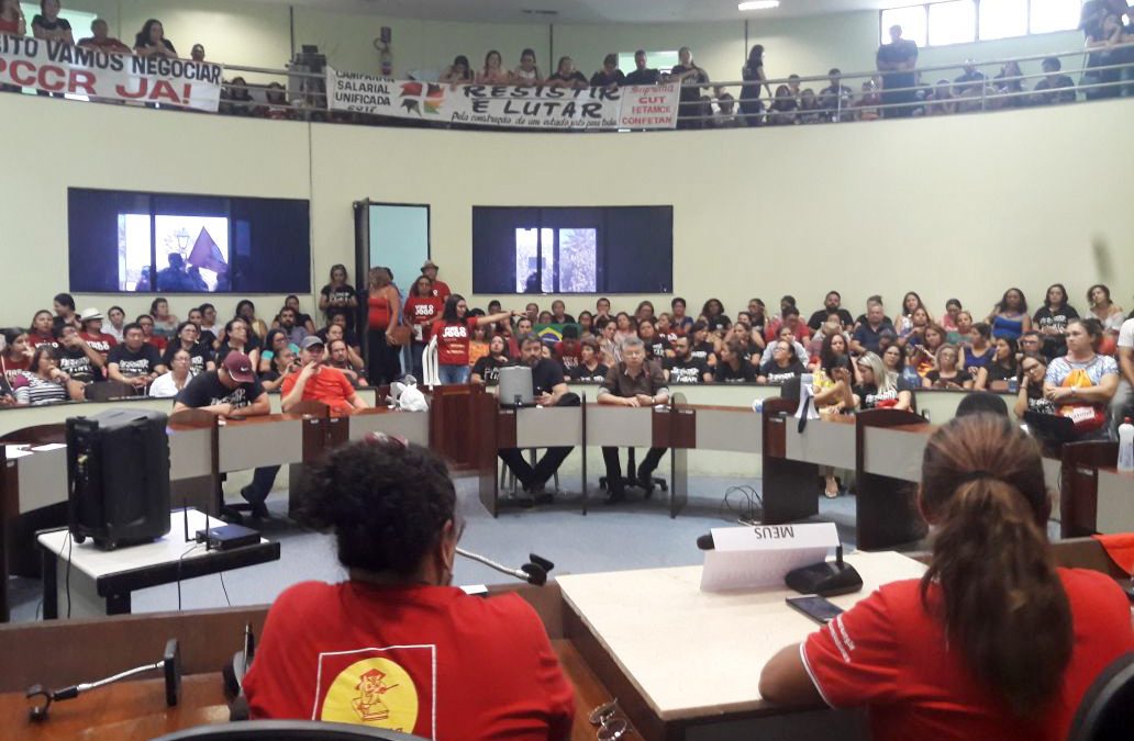 Professores de Maracanaú (CE) ocuparam a Câmara Municipal