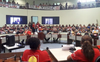 Professores de Maracanaú (CE) ocuparam a Câmara Municipal