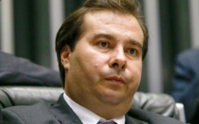 Temer anuncia mudança acordada na lei trabalhista por MP e irrita Maia