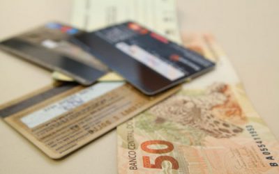 Número de brasileiros endividados chega a 61,8 milhões e bate recorde