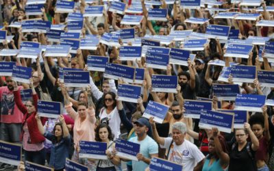 Ato no Rio distribui mil placas com nome de Marielle em uma hora