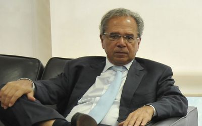 Planos para a educação devem enfraquecer professores e beneficiar negócios de Guedes