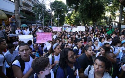 Em visita de Bolsonaro, estudantes do Rio protestam contra cortes na educação