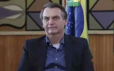 Bolsonaro assina lei que cria imposto sobre férias, 13º e horas extras