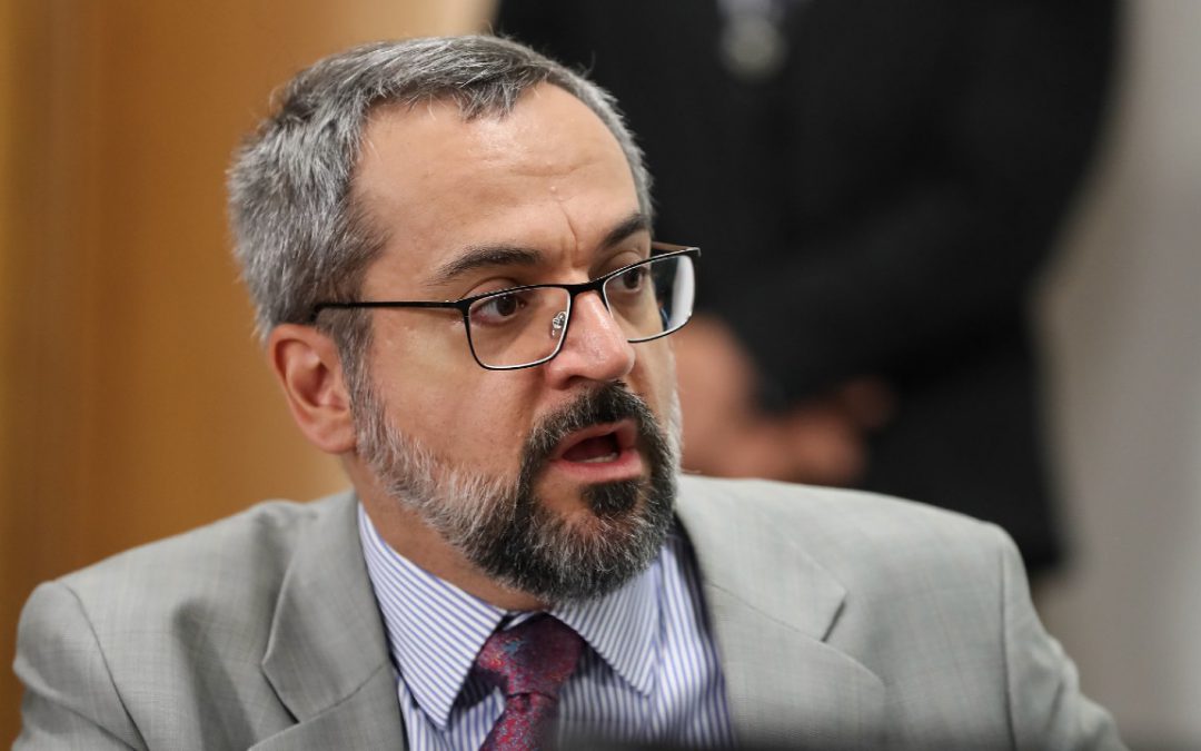 Abraham Weintraub fala em “limpar” livros didáticos