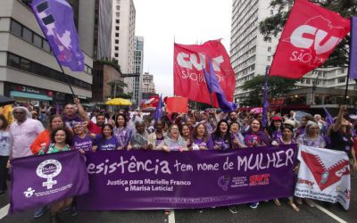 Sob chuva, mulheres marcham na Avenida Paulista por democracia, direitos e justiça