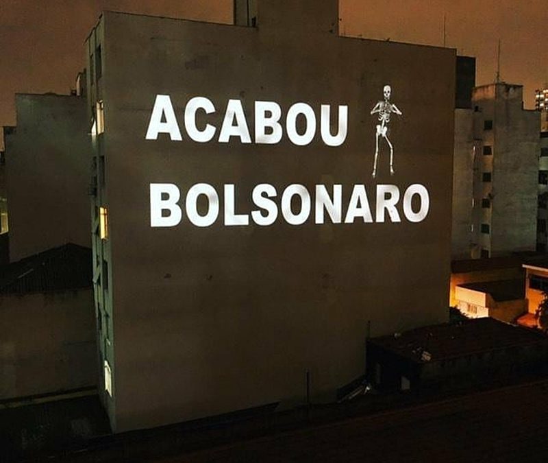 Com isolamento social, projeções nas paredes das cidades ganham força
