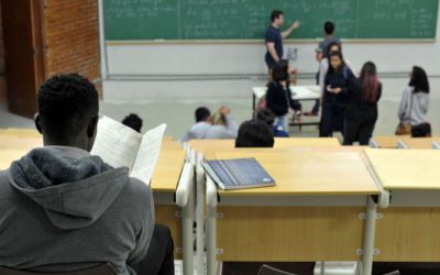 Novo imposto de Guedes pode acabar com sonho de jovem pobre de ir para universidade