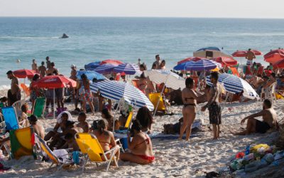 Covid-19: Brasil encerra agosto com 29 mil mortos, aglomerações e veterinário no comando das vacinas