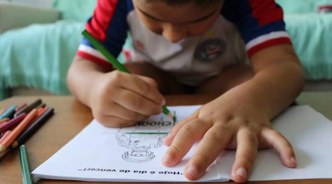 Tempo de estudo de jovens das classes mais altas durante a pandemia é 64% maior que o dos mais pobres