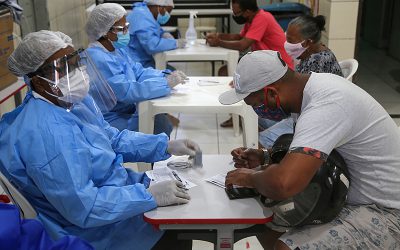Covid escala e Brasil volta aos piores registros de novos infectados por semana