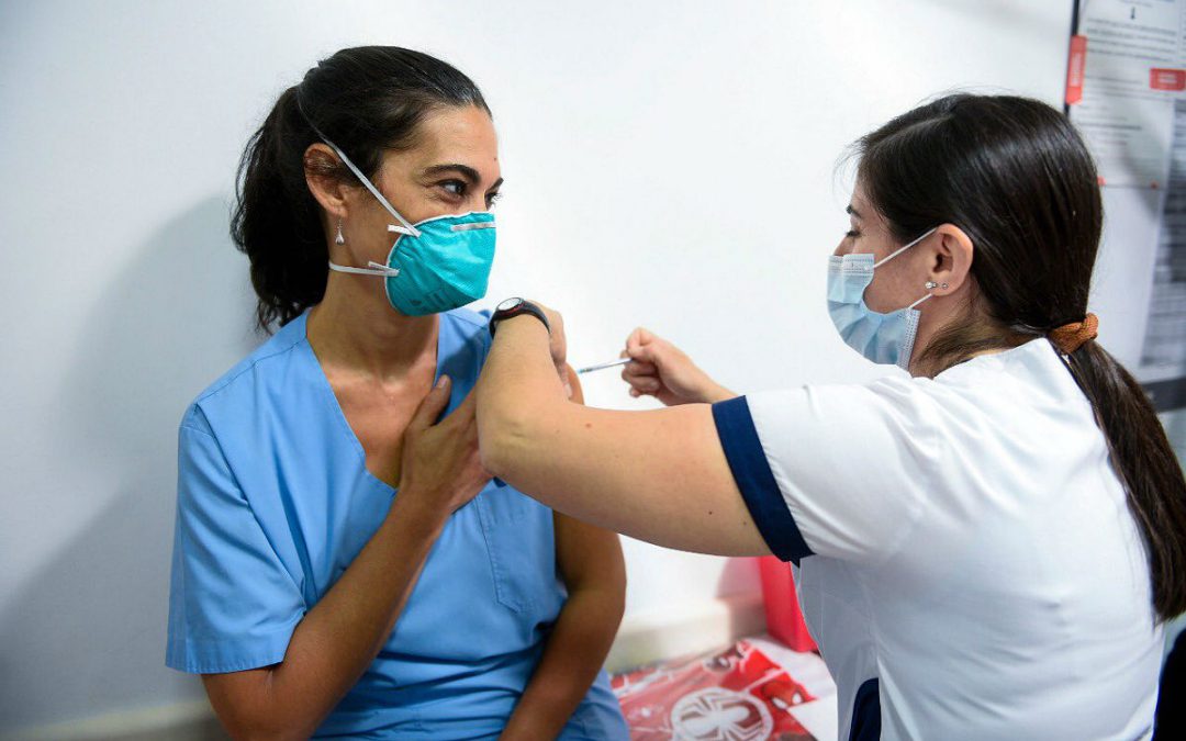‘Bolsonaro atrasa a vacinação, favorecendo a rede privada’, diz Haddad