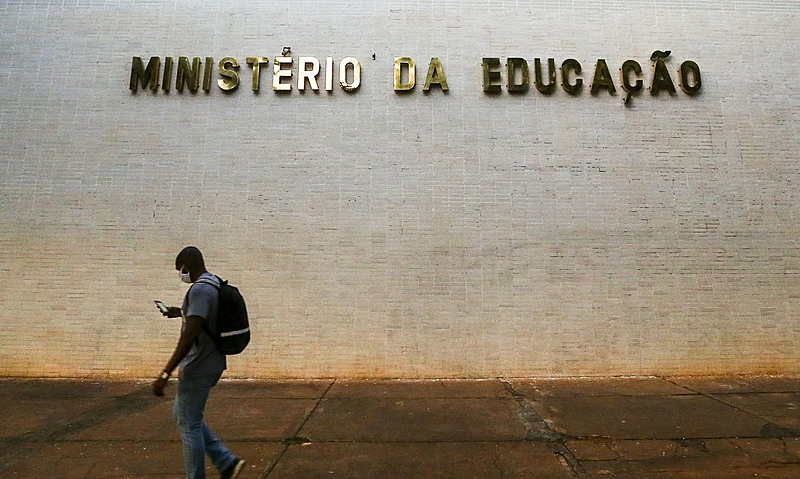 Após saída de dois ministros no mesmo dia, secretária de Educação Básica deixa cargo