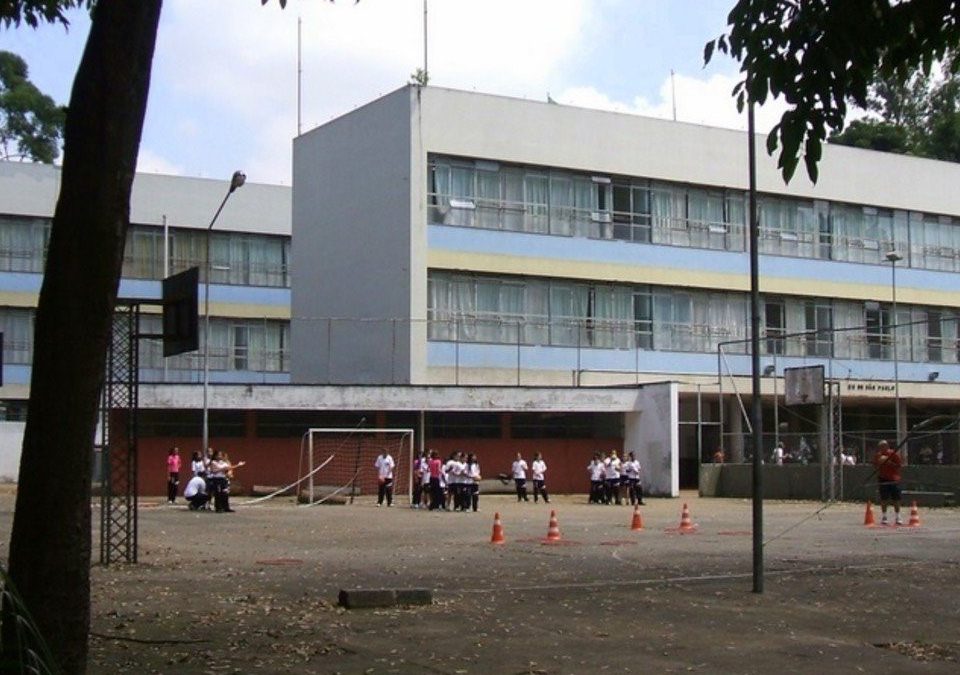 Professores tem 3 vezes mais chances de se infectar por Covid em sala