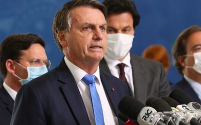 Ao anunciar auxílio emergencial, Bolsonaro ataca medidas de isolamento nos estados