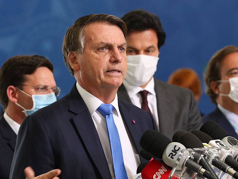 Ao anunciar auxílio emergencial, Bolsonaro ataca medidas de isolamento nos estados