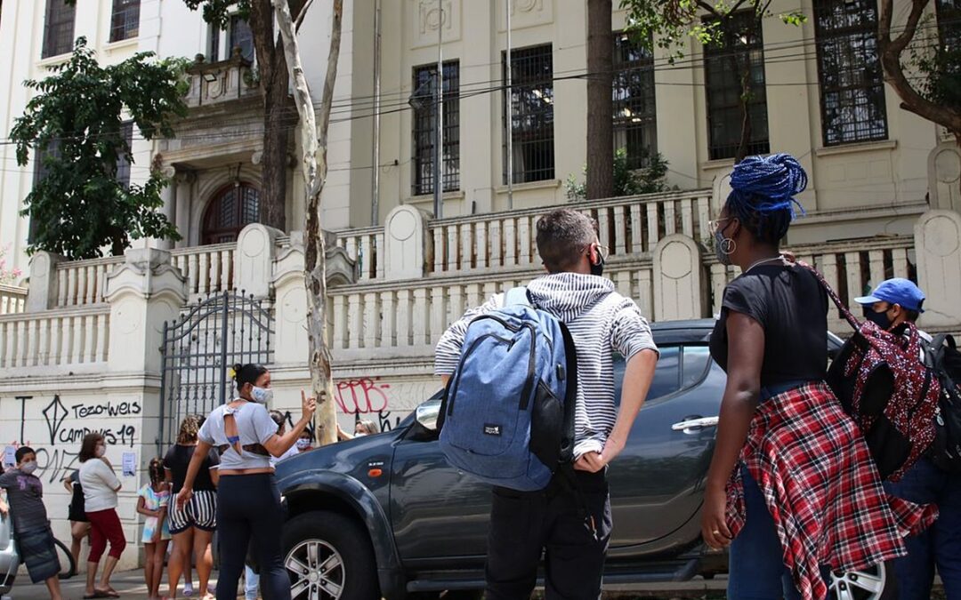 Familiares de estudantes em aulas presenciais têm de 30% a 47% mais chance de pegar covid-19