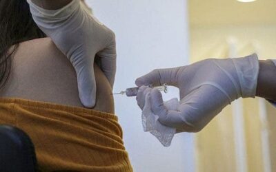 Pobres saem perdendo com “privatização das vacinas” no Brasil, denuncia revista francesa