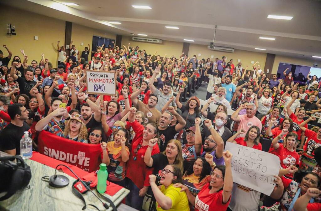 Professores de Fortaleza vão à Câmara e cobram reajuste salarial