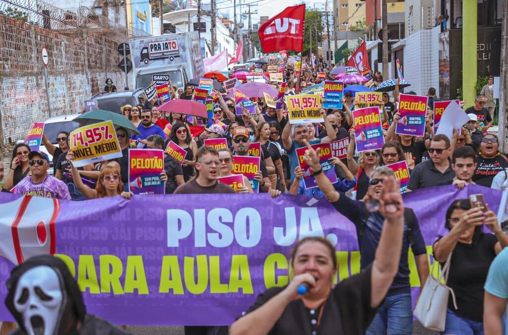 Professores de Fortaleza fazem marcha pelo reajuste de 14,95%