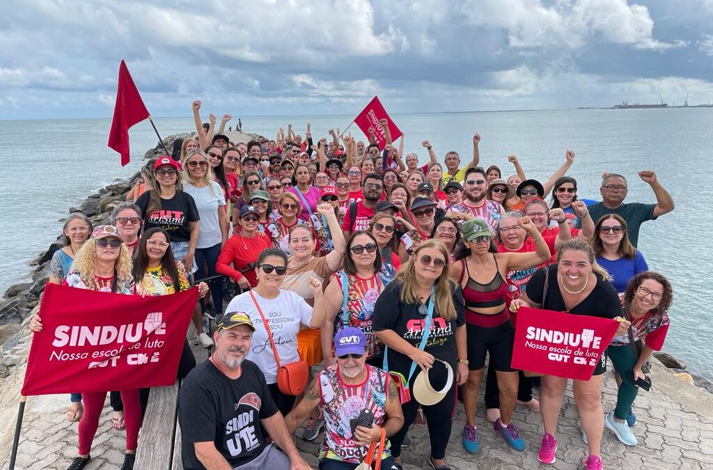 Professores de Fortaleza protestam na Beira Mar pelo reajuste de 14,95%